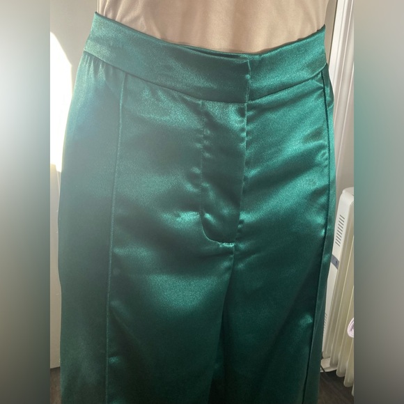 Elegant Green Satin Flare Pants - Picture 2 of 7